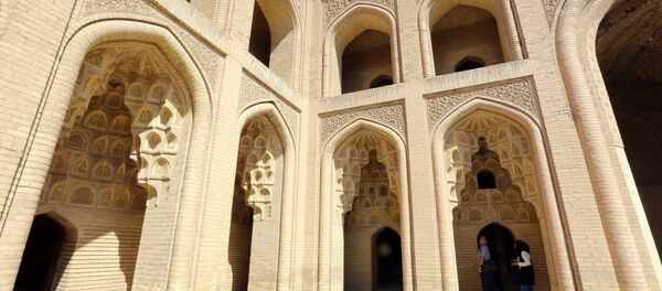 A imagem tomada em 12 de março de 2016 mostra visitantes no palácio de Qasr al-Abbasi no bairro de al-Maiden de Bagdá durante uma cerimônia que marca um ano após a destruição feita pelo grupo terrorista Daesh no local arqueológico de Nimrud - Sputnik Brasil