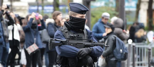 Um policial francês guarda a entrada ao Bataclan em 13 de novembro de 2016 - Sputnik Brasil