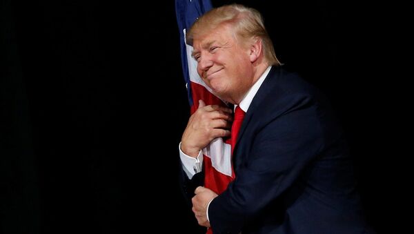 Donald Trump abraçando bandeira dos EUA - Sputnik Brasil