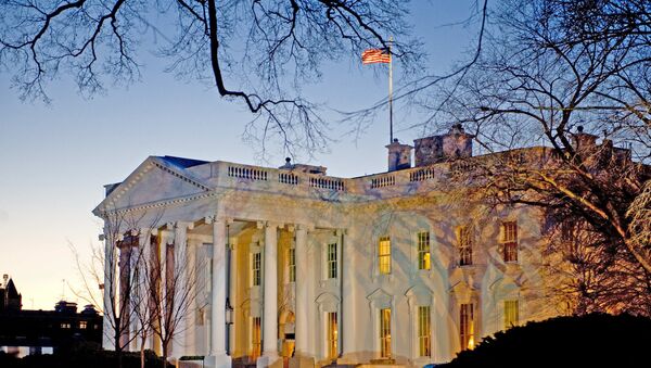 The day breaks behind the White House in Washington,DC - Sputnik Brasil