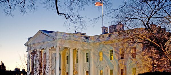 The day breaks behind the White House in Washington,DC - Sputnik Brasil