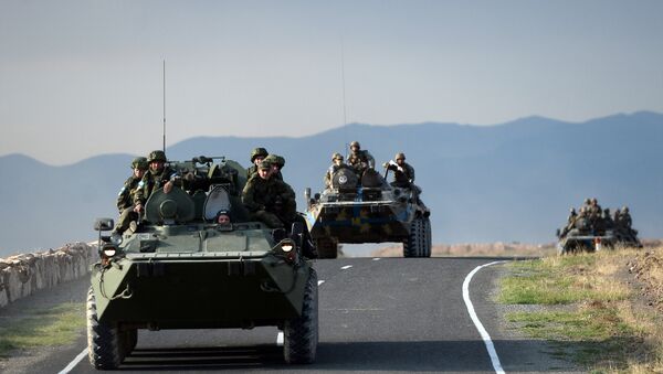 Coluna de veículos blindados de trasporte pessoal da Rússia e Armênia durante os exercícios Irmandade indestrutível 2015, Armênia (foto de arquivo) - Sputnik Brasil