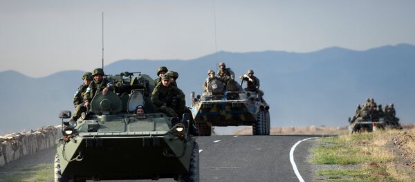 Coluna de veículos blindados de trasporte pessoal da Rússia e Armênia durante os exercícios Irmandade indestrutível 2015, Armênia (foto de arquivo) - Sputnik Brasil