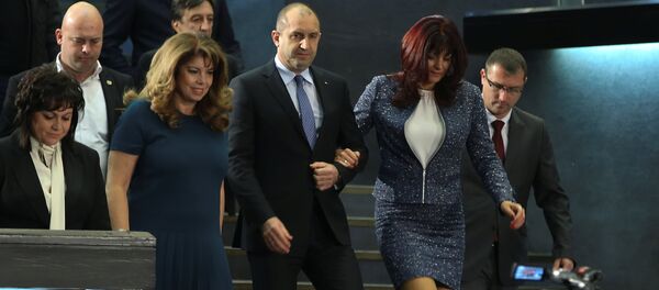 Rumen Radev chefga a uma coletiva de imprensa em 13 de novembro de 2016 acompanhado da sua mulher, Desislava Rumen Radev chefga a uma coletiva de imprensa em 13 de novembro de 2016 acompanhado da sua mulher, Desislava - Sputnik Brasil
