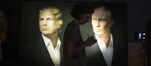 Uma jornalista fazendo uma matéria durante transmissão ao vivo das presidenciais norte-americanas, com os retratos de Trump e Putin no fundo - Sputnik Brasil