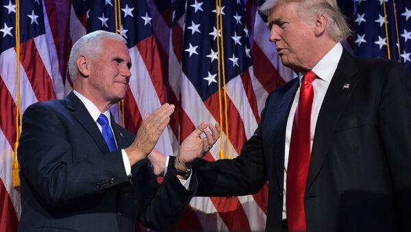 Futuro vice-presidente dos EUA Mike Pence aperta a mão de Donald Trump, presidente eleito dos EUA, Nova York, EUA, 9 de novembro de 2016 - Sputnik Brasil