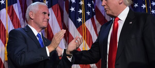 Futuro vice-presidente dos EUA Mike Pence aperta a mão de Donald Trump, presidente eleito dos EUA, Nova York, EUA, 9 de novembro de 2016 - Sputnik Brasil