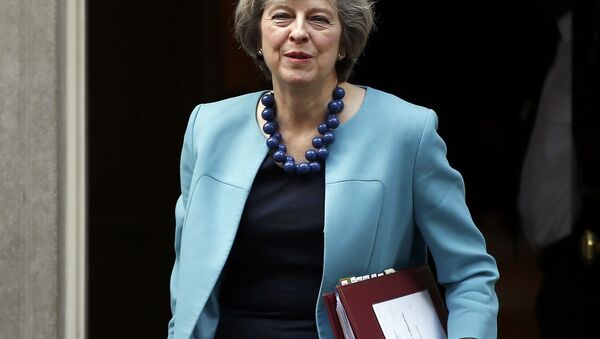 Britain's Prime Minister, Theresa May, leaves 10 Downing Street to attend Prime Minister's Questions in the House of Commons, in London, Britain October 26, 2016. - Sputnik Brasil