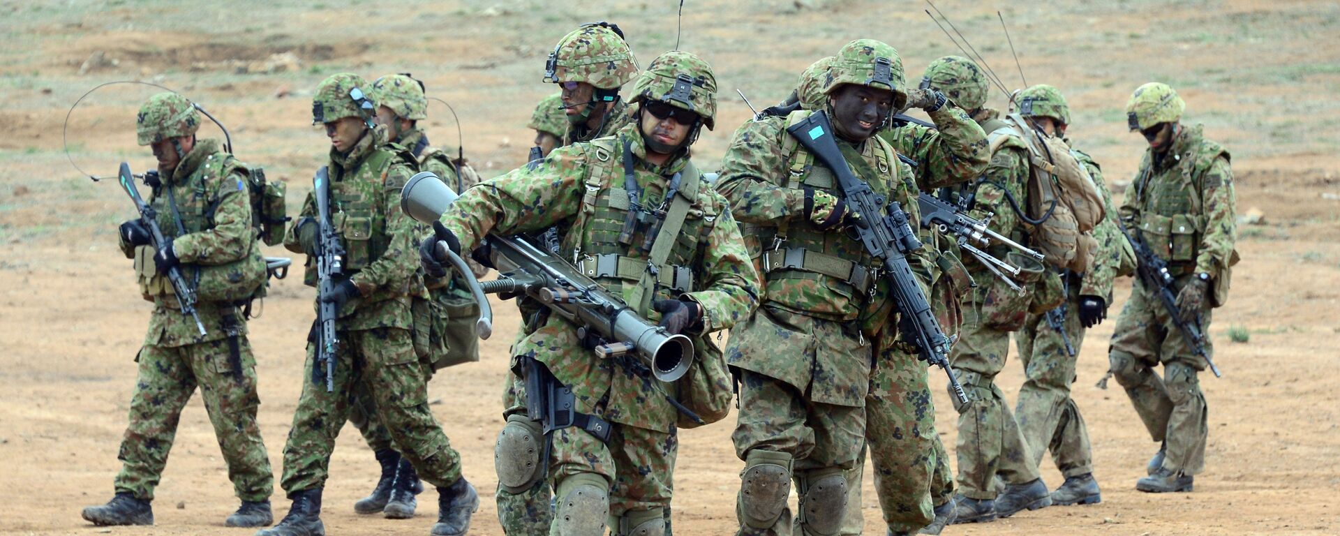 Soldados do Regimento de Infantaria do Exército Ocidental da Força de Autodefesa Terrestre do Japão carregam suas armas com o Exercício Punho de Ferro 2014 em andamento durante um exercício conjunto com fuzileiros navais dos EUA e marinheiros da 15ª Unidade Expedicionária em Camp Pendleton, no sul da Califórnia, 9 de fevereiro de 2014 - Sputnik Brasil, 1920, 05.09.2023