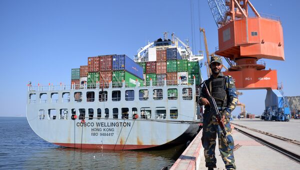 Agente da Marinha paquistanesa está na posição no porto de Gwadar, Paquistão, 13 de novembro de 2016 - Sputnik Brasil