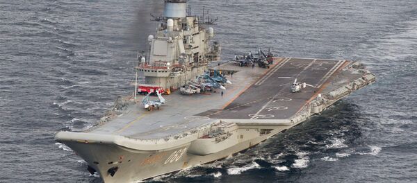 Porta-aviões russo Admiral Kuznetsov durante uma missão - Sputnik Brasil