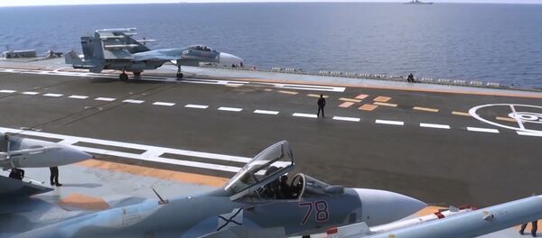 Avião russo decola do porta-aviões Admiral Kuznetsov para missão contra terroristas na Síria - Sputnik Brasil