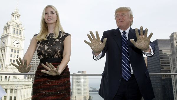 Ivanka Trump e o seu pai Donald Trump deixam marcas das mãos no telhado do Hotel Internacional e Torre de Trump em Chicago, EUA, setembro de 2008 - Sputnik Brasil