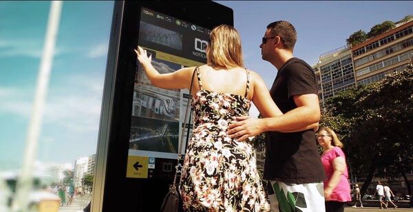 Tablet gigante português chega a Copacabana Tablet gigante português chega a Copacabana - Sputnik Brasil