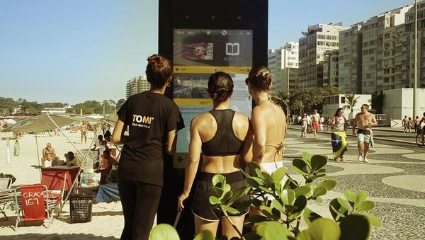 Tablet gigante português chega a Copacabana - Sputnik Brasil