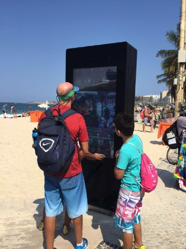 Tablet gigante português chega a Copacabana Tablet gigante português chega a Copacabana - Sputnik Brasil