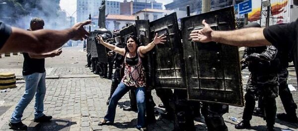 PM em frente à Alerj durante manifestação contra cortes - Rio de Janeiro, 16 de novembro - Sputnik Brasil