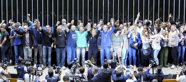 Manifestantes invadem o plenário da Câmara - Sputnik Brasil