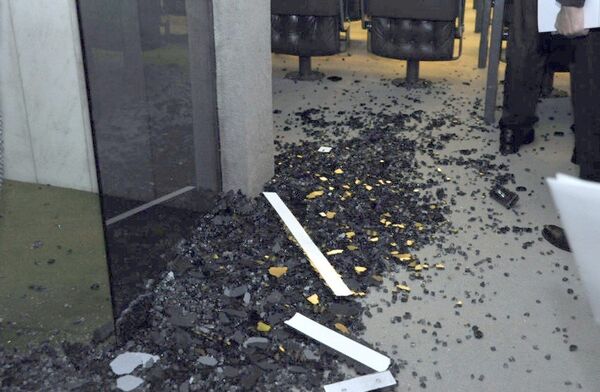 Porta de Vidro de acesso ao Plenário destuída - Sputnik Brasil