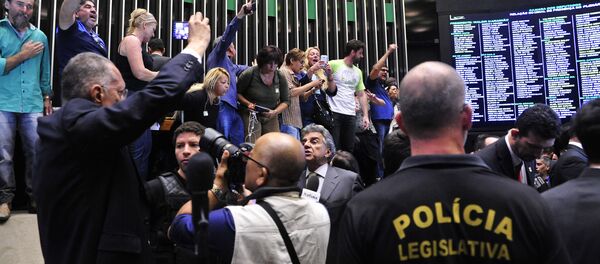 Manifestantes invadem o plenário da Câmara dos Deputados - Sputnik Brasil