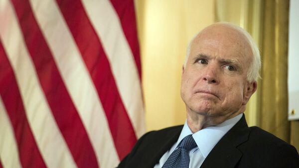 Senador republicano e famoso falcão de guerra, John McCain - Sputnik Brasil