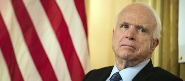 Senador republicano e famoso falcão de guerra, John McCain - Sputnik Brasil