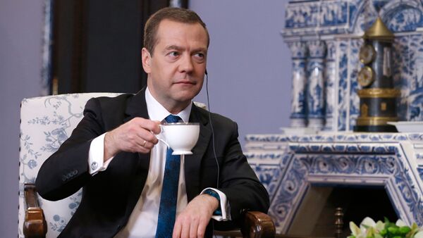 Premiê russo Dmitry Medvedev bebendo café durante uma entrevista ao canal chinês, na sua residência - Sputnik Brasil