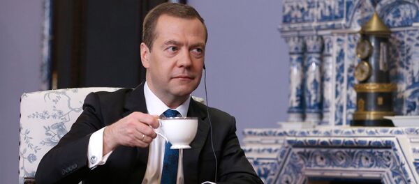 Premiê russo Dmitry Medvedev bebendo café durante uma entrevista ao canal chinês, na sua residência - Sputnik Brasil