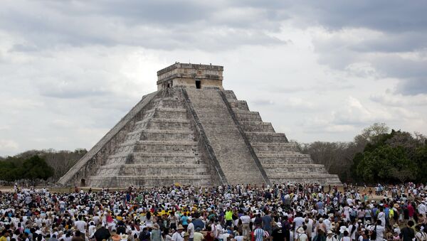 Turistas reunem-se junto ao Templo de Kukulcán mexicano, na cidade legendária de Chichén Itzá, - Sputnik Brasil