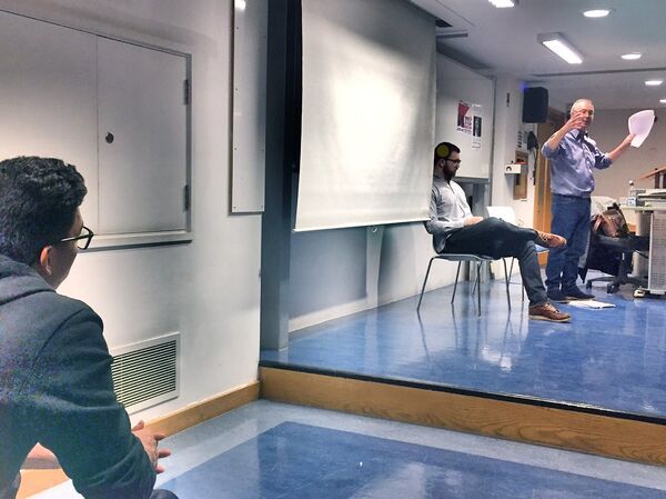 Rob Sewell, editor do jornal britânico Socialist Appeal, discursando na Escola de Economia e Ciência Política de Londres  - Sputnik Brasil