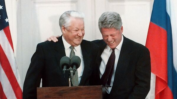 Ex-presidentes da Rússia e dos EUA, Boris Yeltsin e Bill Clinton, durante a entrevista coletiva em Nova York, EUA, 23 de outubro de 1995 - Sputnik Brasil