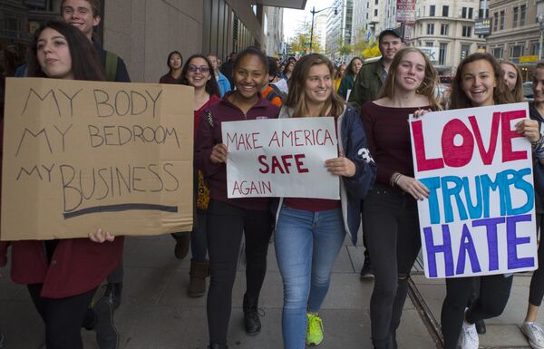 Cada vez mais jovens deixam salas de aula para protestar contra vitória de Trump - Sputnik Brasil