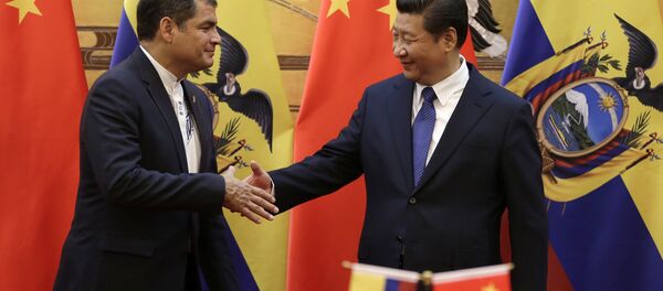 O presidente chinês Xi Jingping e o presidente do Equador Rafael Correa apertam as mãos depois de assistir a ceremônia cantada no Grande Salão do Povo, Pequim, em 7 de janeiro, 2015 - Sputnik Brasil