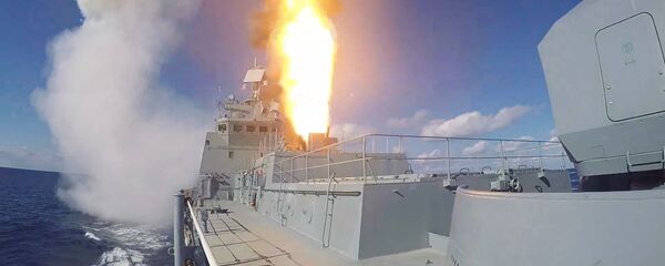 Fragata Admiral Grigorovich dispara mísseis Kalibr contra alvos terroristas na Síria - Sputnik Brasil