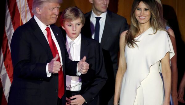 O presidente recém-eleito dos EUA, Donald Trump, cumprimenta os simpatizantes, com sua esposa Melania e sua família, durante sua reunião eleitoral, Nova York, EUA, 9 de novembro de 2016 - Sputnik Brasil