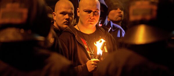 Um neonazista segurando a tocha em homenagem ao 68 aniversário dos bombardeamentos de Dresden - Sputnik Brasil