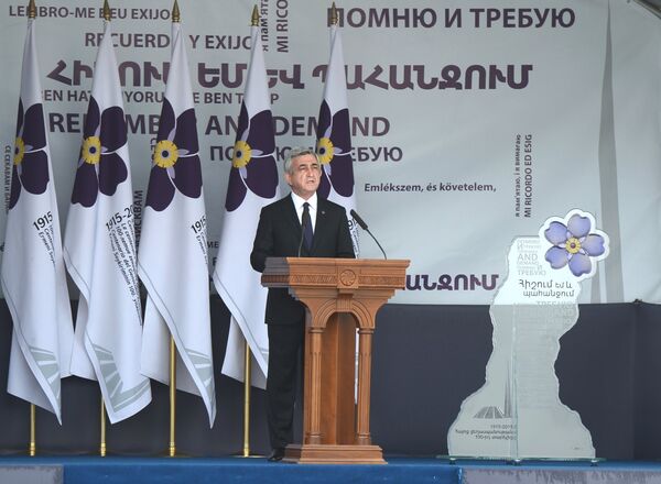 O presidente da Armênia, Serj Sargsyan, discursa durante uma cerimônia de homenagem às vítimas do genocídio armênio, perpetrado em 1915 pela Turquia, no Centro Memorial do Genocídio, em Erevan, em 24 de abril de 2015 - Sputnik Brasil