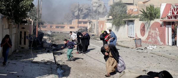 Pessoas correm em pânico no bairro Tahrir, Mossul, Iraque, 17 de novembro, 2016 - Sputnik Brasil