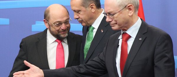 Da direita à esquerda: o presidente do Conselho Europeu, Herman Van Rompuy, o presidente da Turquia, Recep Tayyip Erdogan, e o presidente do Parlamento Europeu, Martin Schulz, são vistos antes do início de um encontro em Bruxelas em 21 de janeiro de 2014 Da direita à esquerda: o presidente do Conselho Europeu, Herman Van Rompuy, o presidente da Turquia, Recep Tayyip Erdogan, e o presidente do Parlamento Europeu, Martin Schulz, são vistos antes do início de um encontro em Bruxelas em 21 de janeiro de 2014 - Sputnik Brasil