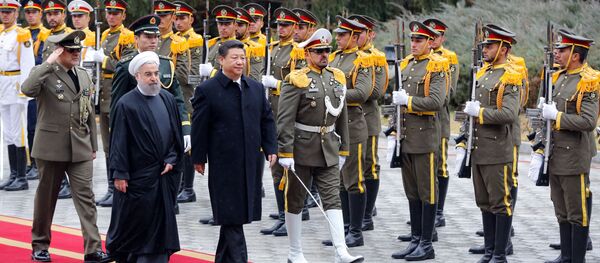 Presidentes iraniano e chinês Hassan Rouhani e Xi Jinping fazem uma revisão de tropas durante a cerimônia em Teerã, Irã, janeiro de 2016 - Sputnik Brasil
