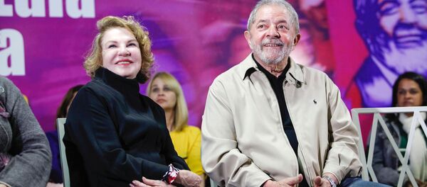 O ex-presidente Lula e sua esposa, Marisa Letícia, durante encontro que marca os 10 anos da Lei Maria da Penha - Sputnik Brasil