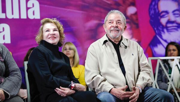 O ex-presidente Lula e sua esposa, Marisa Letícia, durante encontro que marca os 10 anos da Lei Maria da Penha - Sputnik Brasil