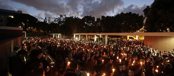 Cerimônia de homenagem às vítimas do atentado em Paris na Cálifornia, EUA - Sputnik Brasil