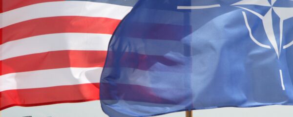 Bandeiras dos EUA e da OTAN em frente dos caças F-22 Raptor  da Força Aérea norte-americana, na Lituânia - Sputnik Brasil