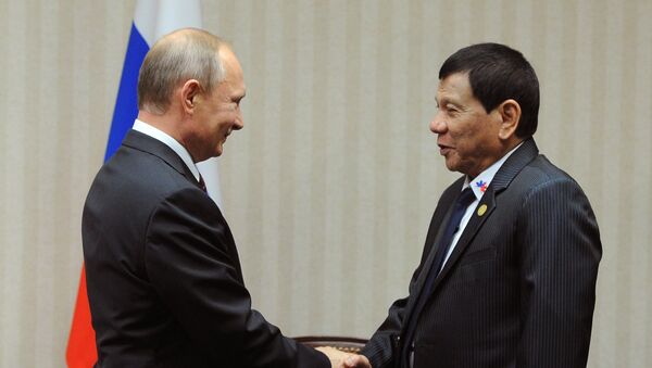 O presidente da Rússia, Vladimir Putin, e seu homólogo filipino, Rodrigo Duterte - Sputnik Brasil