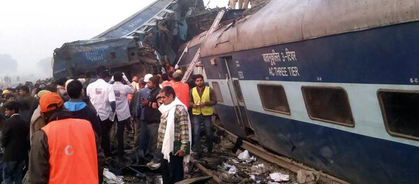 Descarrilamento de trem na Índia, 20 de novembro de 2016 - Sputnik Brasil