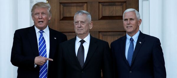 Presidente eleito Donald Trump com ex-general James Mattis em Bedminister, Nova Jersey, 19 de novembro de 2016 - Sputnik Brasil