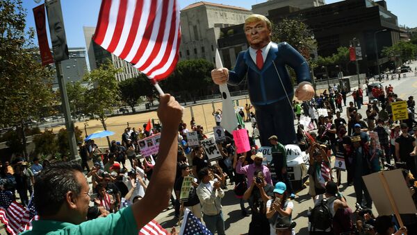Membros da União de direitos dos imigrantes exibem um gigante boneco de ar de Donald Trump, durante protesto em Los Angeles, Califórnia, em 1 de maio de 2016 - Sputnik Brasil