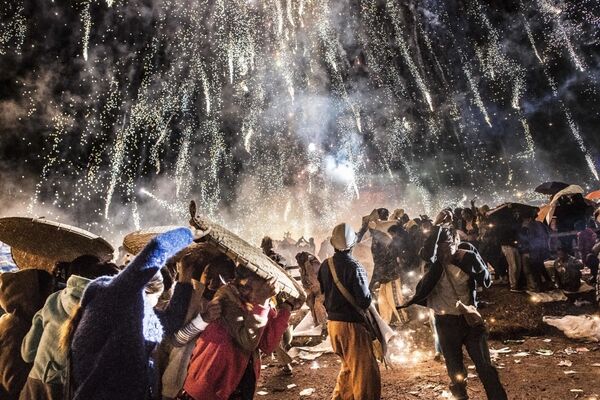 O festival Tazaungdaing, também conhecido como Festival das Luzes, em Taunggyi, Birmânia, marca o fim da temporada das chuvas. É um acontecimento significativo para os monges budistas locais, já que, nesse dia, os cidadãos lhes oferecem novas vestimentas e lhes fazem doações - Sputnik Brasil