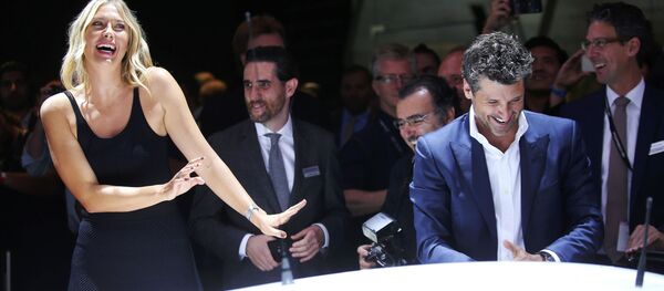 Maria Sharapova participa no salão automóvel de Los Angeles. Depois da desqualificação, várias empresas quebraram os contratos com a tenista, enquanto que a Porsche, ao contrário, decidiu passar a colaborar com ela - Sputnik Brasil